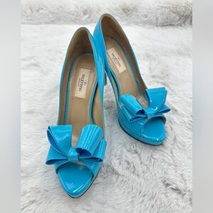 Valentino bow patent leather peep toe pumps size 37.5 US 7.5 Blue‎
